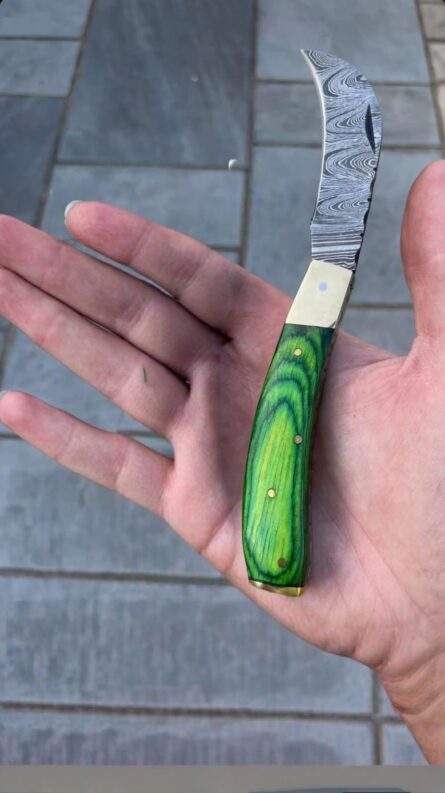 Handmade Damascus Steel Folding Pruning Knife – Green Wood Handle & Brass Pins – Pocket Knife for Gardening, Camping, Outdoor Use